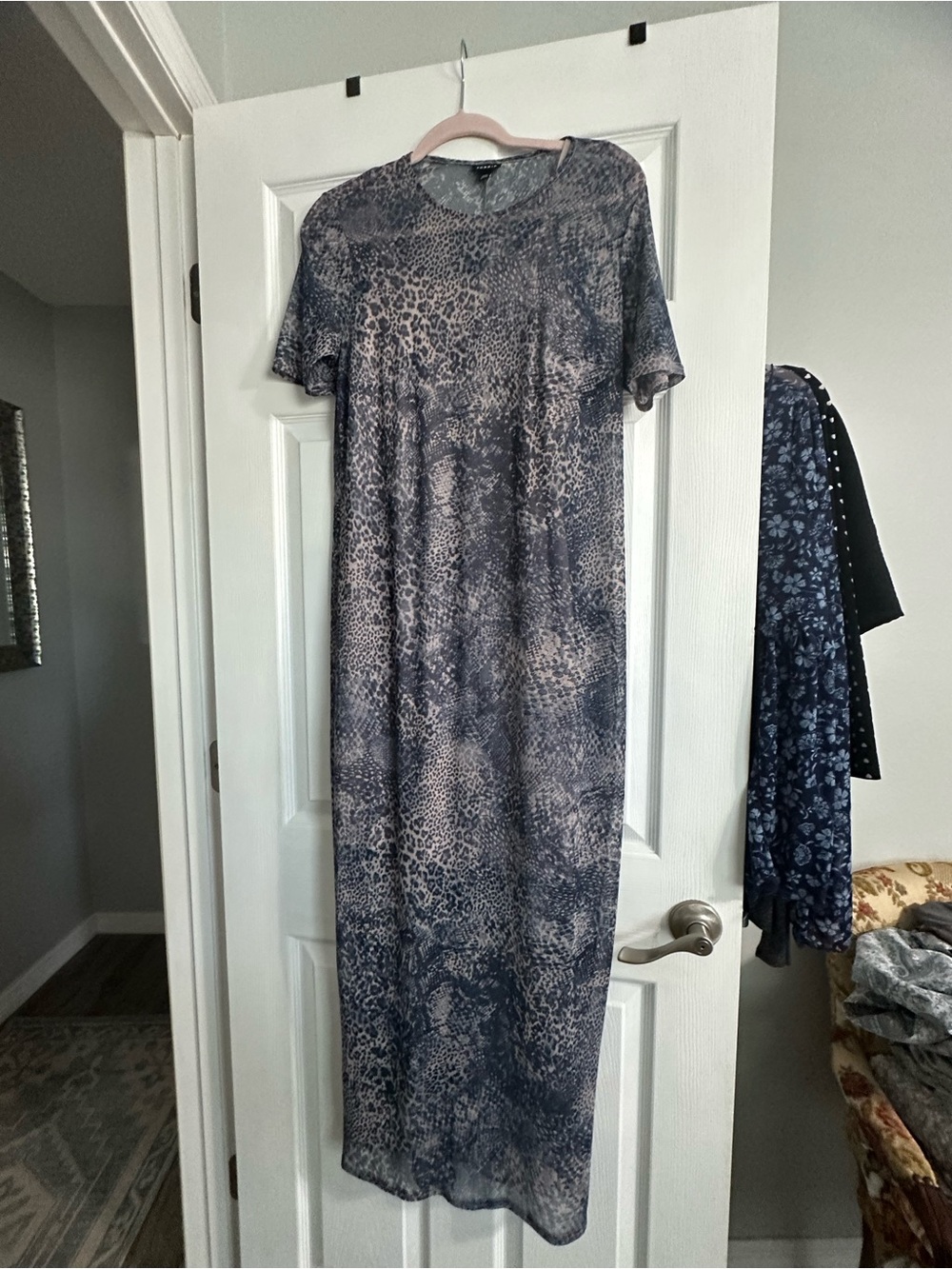 Women’s Short-Sleeve Maxi Dress in Blue Animal Print